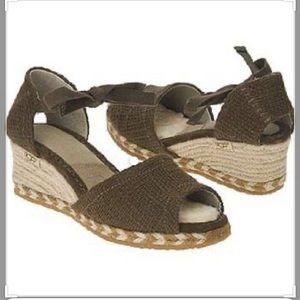 Ugg delmar espadrille Wedge sandal Size 8 ❤️💙💜